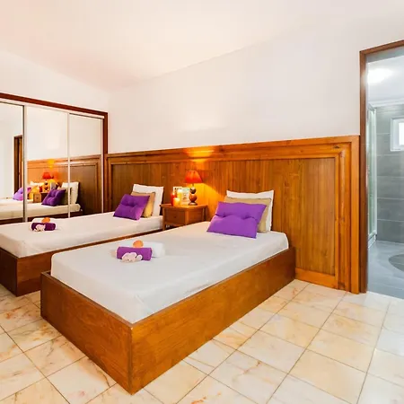 Villa For 8 People With Garden Villa