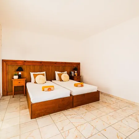 Villa For 8 People With Garden Albufeira