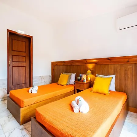 Villa For 8 People With Garden