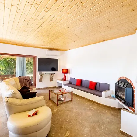 Villa For 8 People With Garden *
